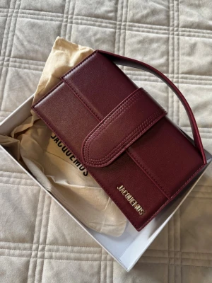 Väska - Vinröd handväska i otroligt fin färg med guldiga detaljer! 