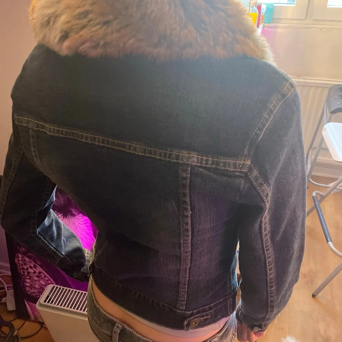 Jeansjacka med fuskpäls och nitar - 2