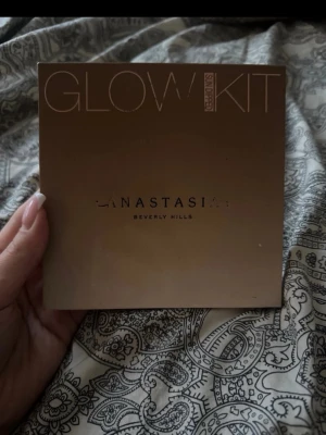 Anastasia Glow Kit Sun Dipped - Glow Kit Sun Dipped från Anastasia Beverly Hills med fyra highlighters i nyanserna Bronzed, Summer, Tourmaline och Moonstone. Paletten har en fyrkantig form och skimrande puder i guldiga, bronsiga och champagnefärgade toner. Perfekt för att skapa glow och highlighta ansiktet.