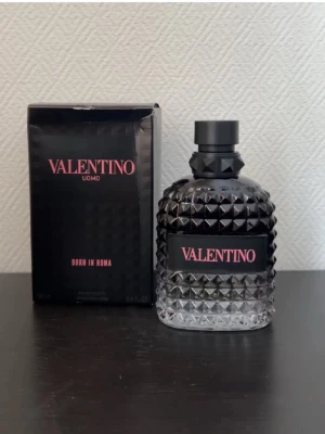 Valentino Uomo Born In Roma parfym - Säljer en Valentino Uomo Born In Roma parfym, 100 ml. Flaskan är stilren och lyxig med svart och transparent glas i nitar och svart kork. Doften är modern och maskulin, perfekt för dig som vill sticka ut med en exklusiv parfym.