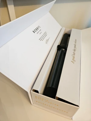 Bobbys Hair Curler locktång - Nypris 1 499 kr  Endast testad. Rensar bland mina hårverktyg då jag förköpt mig :-) Perfekt för dig med längre hår, då cylindern mäter hela 16 cm. Skapar hållbara, glansiga lockar och är skonsam mot håret. Den keramiska tourmaline-cylindern ger jämn värme, minskar frizz och gör att håret glider lätt utan att fastna. Tack vare dubbla PTC-värmeelement värms den upp snabbt och sparar tid. Den extra långa cylindern passar även långt hår, den skyddande spetsen minskar risken att bränna sig.