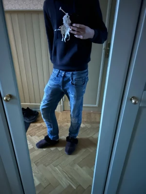 Replay anbass med slitningar  - Replay anbass jeans med slitninga. W31 L 32