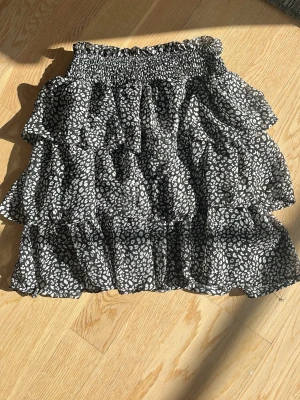 Leopardmönstrad pufferjacka - Pufferjacka med svartvit leopardmönster och quiltad design. Jackan är tillverkad i syntetmaterial som håller dig varm under kalla vinterdagar. Perfekt för dig som vill ha en trendig och unik vinterjacka.