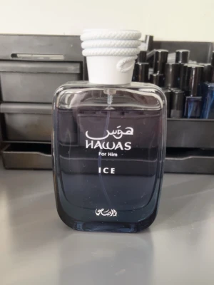 Rasasi hawas Ice— Decant/sample.Kolla beskrivning för pris! 1ml/2ml/3ml/5ml/10ml/20ml - Rasasi hawas Ice—Decant/sample. Pris:1ml:7kr 2ml:14kr 3ml:21kr 5ml:42kr 10ml:80kr 20ml:160kr Detta är en fräsch citrus doft perfekt för dig som vill ha en daily/sommar doft! Det här är en decant eller sample beroende på vad man vill kalla det, det är samma parfym fast i mindre flaska, perfekt för dig som vill testa doften innan du köper hela flaskan!