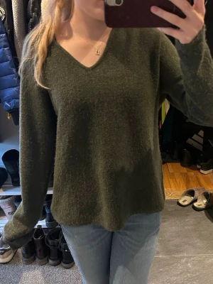 Grön stickad tröja  - Så fin o skön v-ringad stickad tröja. Säljer eftersom jag inte använder den, har i princip aldrig användt den. Fint skick endast lite nopprig. Skriv för fler frågor 💞