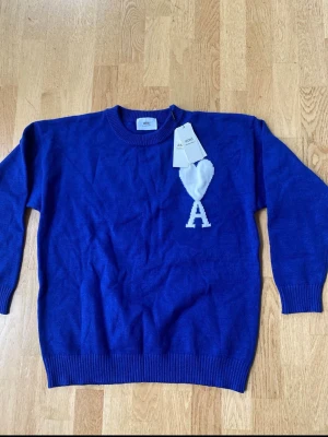  Ami Paris sweater - Säljer en blå stickad tröja från Ami Paris, aldrig använt storlek m. pris kan diskuteras