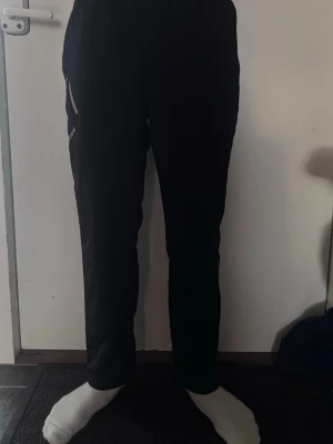 Bauer täckbyxor - Bauer täckbyxor, väldigt fint skick endast använd fåtal gånger. Perfekta om man vill trycka eget nummer/namn/logga. Storlek Youth XL