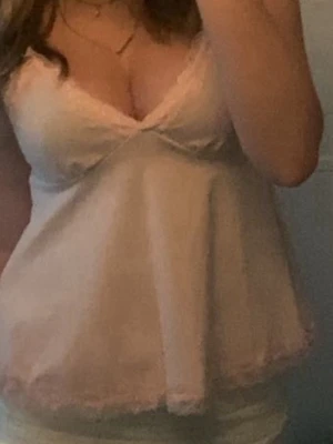 Ljusrosa spetskantat nattlinne - Säljer ett ljusrosa nattlinne med tunna axelband och spetsdetaljer vid urringning och nederkant. Mjukt och luftigt material som ger en romantisk känsla. Perfekt för mysiga kvällar hemma.