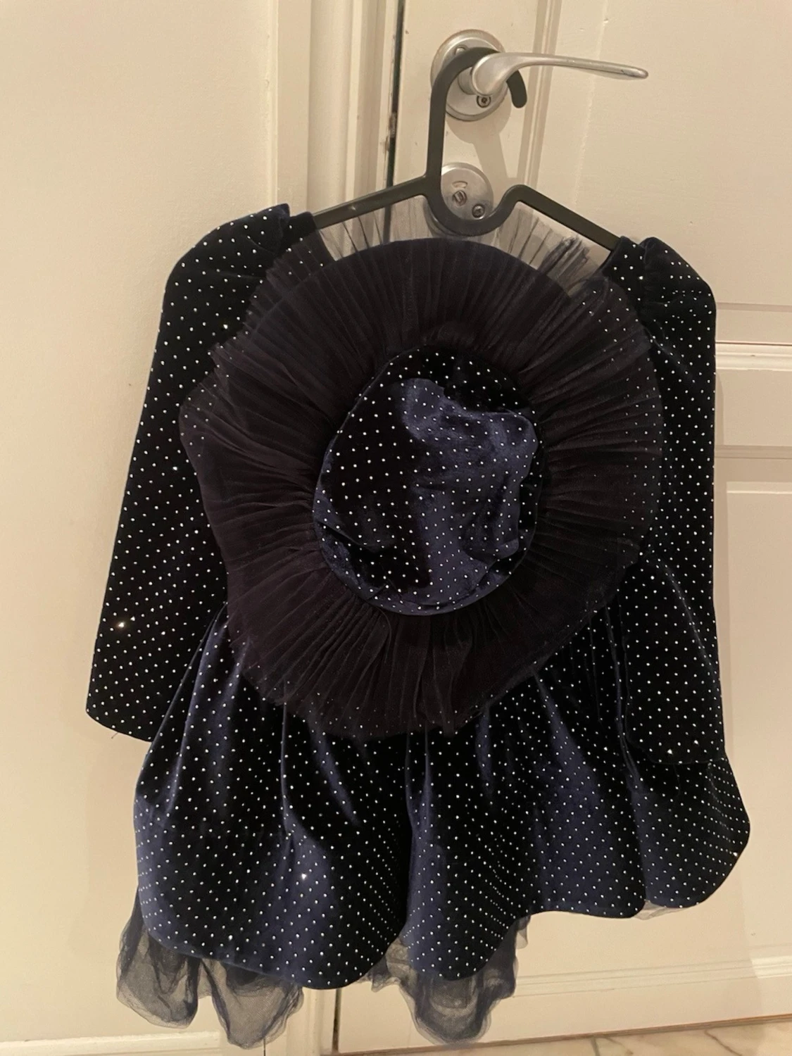 Mörkblå sammetsklänning med rosett - 2