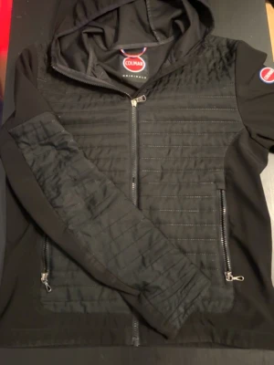 Colmar cardigan  - En svart äkta cardigan som är tunn, stilren och som kan användas i alla tillfällen och passar till allt! Storlek 42  (passar xs-s, ganska stor i storleken) 