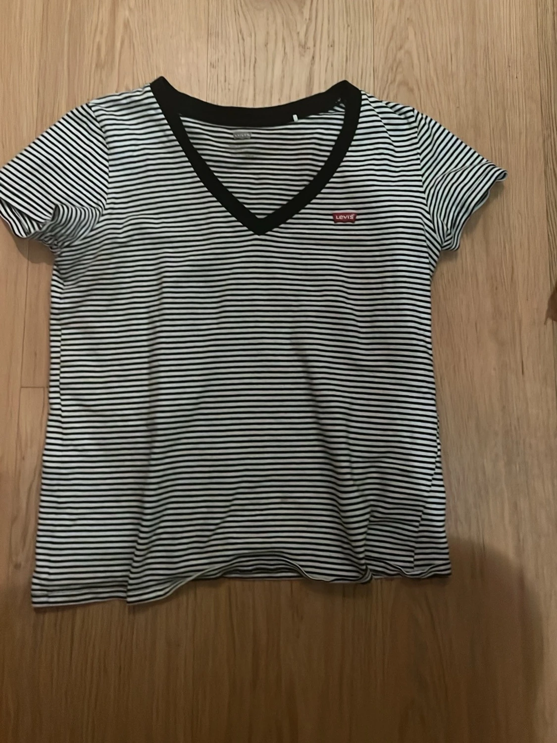 Randig v-ringad t-shirt från Levi's