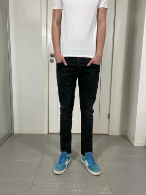 2XDondup Jeans  - Säljer nu dessa 2 dondups jeans, de svarta har slitningar och färgstänk i populär design och är i storlek 32 medans de gråa är storlek 31