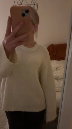 Vit stickad tröja från Gina - Jättegullig och fin o ha nu när de e kallt ❤️