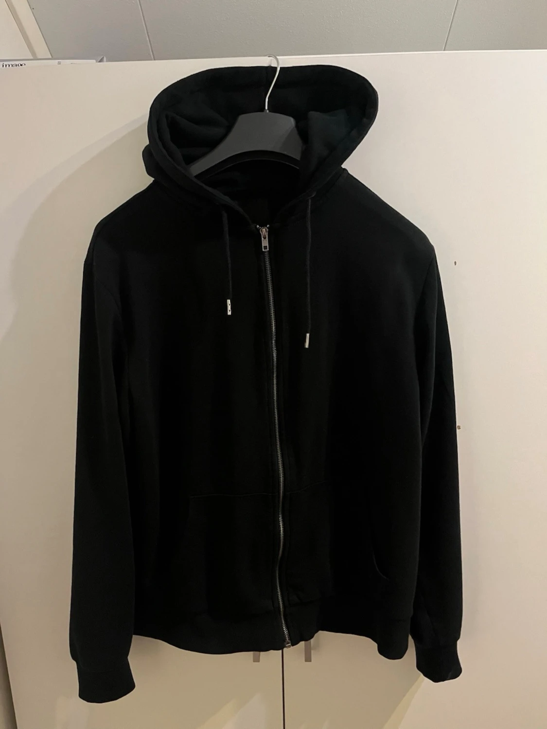 Svart hoodie med dragkedja från 157