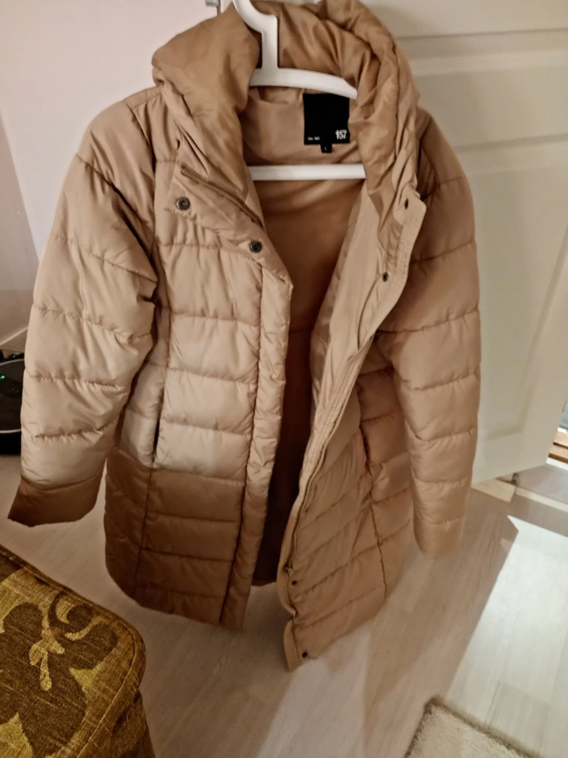 Beige lång dunjacka med huva