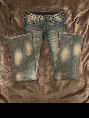 Cheap monday jeans - Cheap monday. Nya, aldrig använda, köote fel storlel. Snygga blå bootcut jeans med tydliga slitningar på framsidan och klassisk femficksdesign. Jeansen har en låg midja 