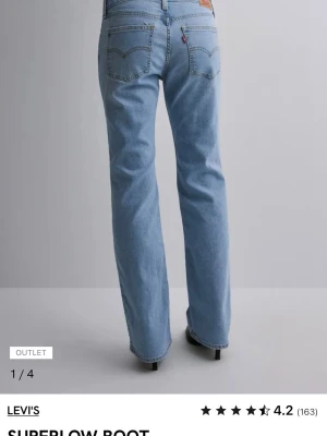 Levi's ljusblå bootcut jeans - Ljusblå bootcut jeans från Levi's, L34. Aldrig använda. 