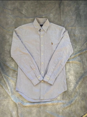skjorta från Ralph Lauren -  Riktigt fräsch Ralph Lauren skjorta i dunder skick! Storlek XS, bara några få knappt märkbara fläckar/märken.  Priset är inte spikat!