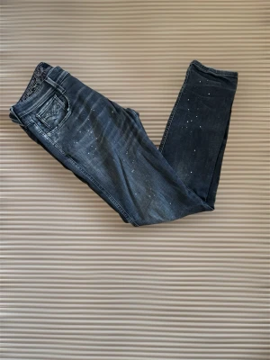 Replay Anbass jeans - Ett par ritkgt feta replay jeans med ”plaint splatter”. Dessa par är väldigt sällsynta och är i storlek 29/30