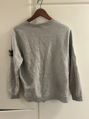 Stone Island tröja. Storlek M - En använd stone island tröja ganska tunn hyfsat skick syns att de varit använd