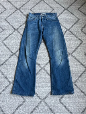 Levi's 512 bootcut jeans - Säljer ett par Levi’s 512 bootcut, sitter sjukt bra och är ett par extremt sköna jeans. Perfekt nu inför våren med ljus färg. Tveka inte på att höra av dig vid fler frågor eller bilder😀 