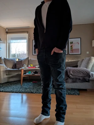Jack & Jones jeans - Säljer ett par snygga mörkblå jeans från Jack & Jones i modellen "comfort mike". Jeansen är i storlek 28/32. Byxorna är aldrig använda och i superbra skick! Skriv gärna vid funderingar och frågor!.