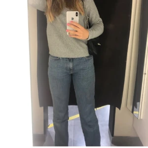 Blå straight jeans - Säljer dessa fina blå jeansen från Bik Bok då de inte längre kommer till användning. Jeansen är i modellen straight och mid/low rise. De har klassiska femhörns fickor och är lätta att matcha med olika toppar😍W24 L32 (passar personer i str 32-36)