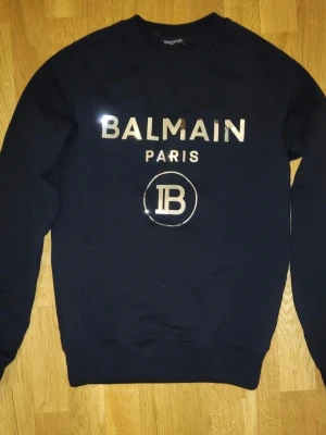 Svart sweatshirt från Balmain Paris - Orginal sweatshirt från Balmain Paris i mycket fint skick knappt använd. Storlek S 