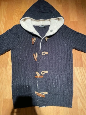 Fodrad Cardigan  - Riktigt snygg Fodrad cardigan med mjuk luva. Koftan har både knappar och spännen.                    | Strl M men passar som Storlek S | Skriv vid funderingar och skicka gärna bud!