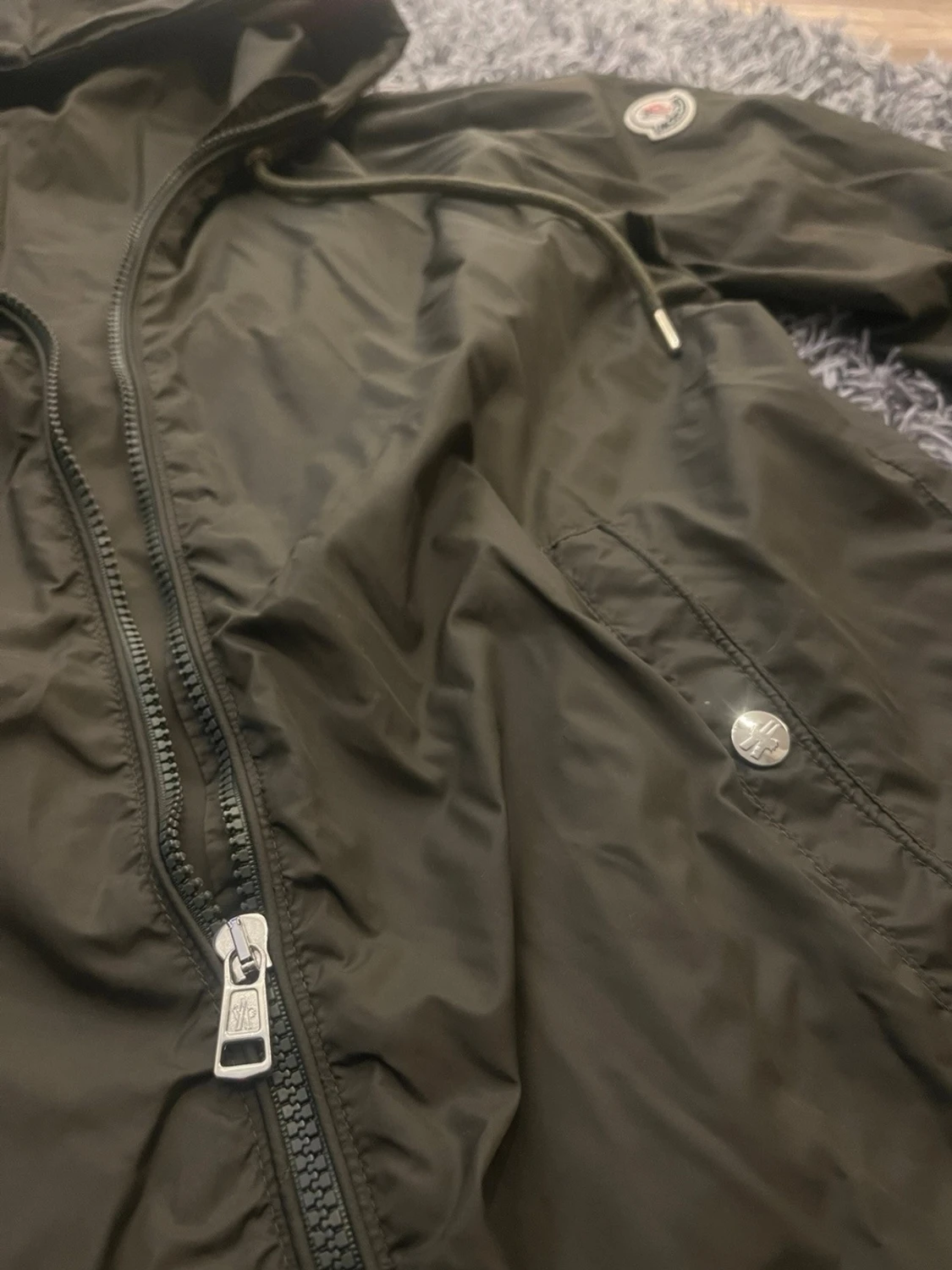 Olivgrön vindjacka från Moncler - 1