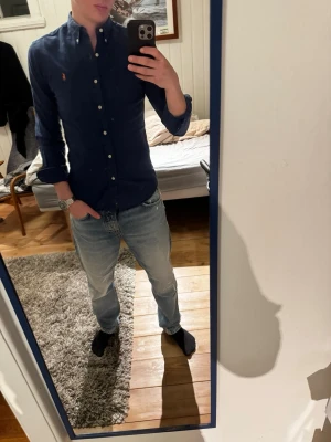 Ralph Lauren Skjorta - Snygg mörkblå Ralph Lauren skjorta | Kanon skick | Modellen på bilden är 182 och väger 70 kg | P074