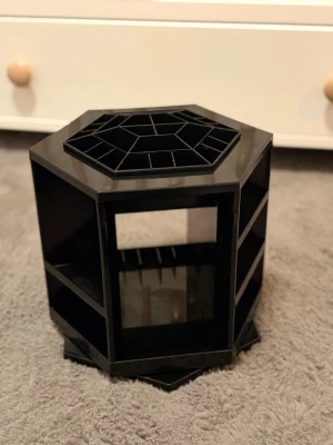 Svart roterande sminkorganizer - Sminkförvaring i väldigt fin skick, den har mest ståt och blivit dammig.  Skickar med allt på bilderna Sista bilden en halva och dom andra endast öppnat dom.