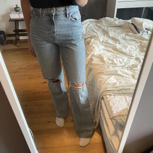 Slitna jeans - Säljer dessa slitna, fullegnth jeans från zara med medelhög midja. Mycket bra skick!