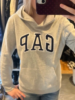 GAP hoodie  - Jättefin grå hoodie från GAP, säljer eftersom den inte används. Ganska tunt material men ändå varm. Har aldrig användt den, den är i jättebra skick o har inga defekter. Hör av er för fler bilder ❤️