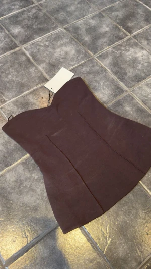 Brun bandeau topp - Ny topp från Zara med prislapp kvar, liten i storleken.