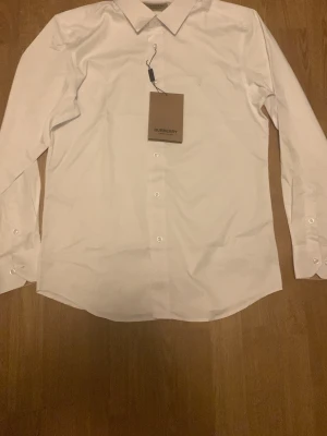 Burberry skjort a - Snygga skjorta i storlek M. Priset kan diskuteras 