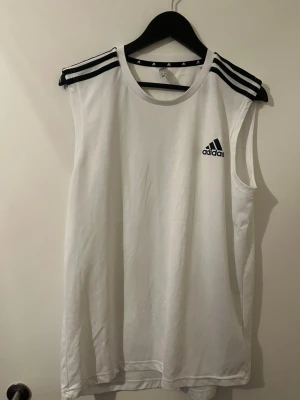 Sportlinnen från olika märken - Schyssta linnen från olika märken. Alla  är ärmlösa och tillverkade i lätt, ventilerande material – perfekta för träning eller basket. Storlek varierar från XS-M