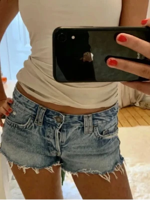 Lågmidjade jeansshorts - Använder inte längre, jätte fina till sommaren med en unik bak ficka💗💗💗inga hål eller fläckar