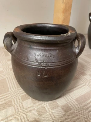 Höganäs kruka 2L - Säljer av mina Höganäs krukor . Har 5 st men alla ligger i varsin annons . Kan göra en annons för alla med lite rabatt . Men annonsen gäller den på första bilden