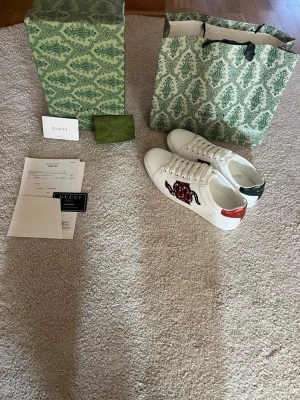 Vita unika skor med ormdesign - Säljer ett par mycket fina och unika vita skor med ormdesign i storlek 44. Pris kan självklart diskuteras och det är bara att höra av sig vid eventuella frågor. Först till kvarn!