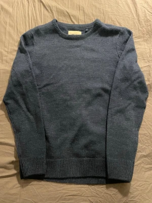 Blå stickad tröja från Blend - Blå stickad tröja från Blend. Lite stick men inget som märks. Har använts ett få par gånger, skriv om frågor🤝