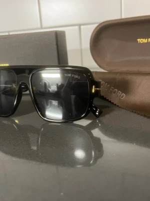  Tom Ford solglasögon - Snygga svarta solglasögon, helt nya och oanvända, allt som visas i bilden medföljer skickas inom 24 timmar