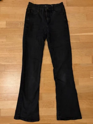 Svarta bootcut jeans från Denim Co - Snygga svarta bootcut jeans från Denim Co med klassisk femficksdesign och hällor för bälte. Jeansen har en lätt utsvängd passform nertill och är tillverkade i stretchig denim för extra komfort.