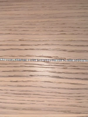  Tennisarmband - Nytt/oanvänt. Längd 20 cm. Bredd 3 mm