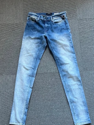 Blå slim replay jeans  - Tjenaret! Säljer ett par riktigt schyssta replay jeans i storlek 29/32! . Mycket bra skick inga defekter! Hör av dig vid minsta fundering 