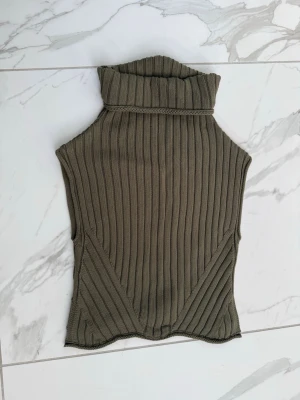 Topp - Selger denne super populære toppen fra Zara i str xs🤍Den er helt ny og har kun blitt prøvd på🫶🏼