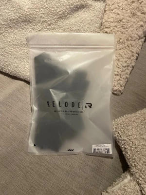 Relode Clean T-shirt - Relodes clean t-shirt i svart. Jag fick den i present men den var i fel storlek, så nu säljer jag den istället. Den är helt oandvänd, nypris 349kr❤️