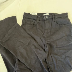 Svarta bootcut jeans från Cubus - Säljer ett par svarta bootcut jeans från Cubus med mid waist. Helt nya st 170, passar Xs eller S jag är 164cm och de passar mig perfekt i längd🩷 helt nya