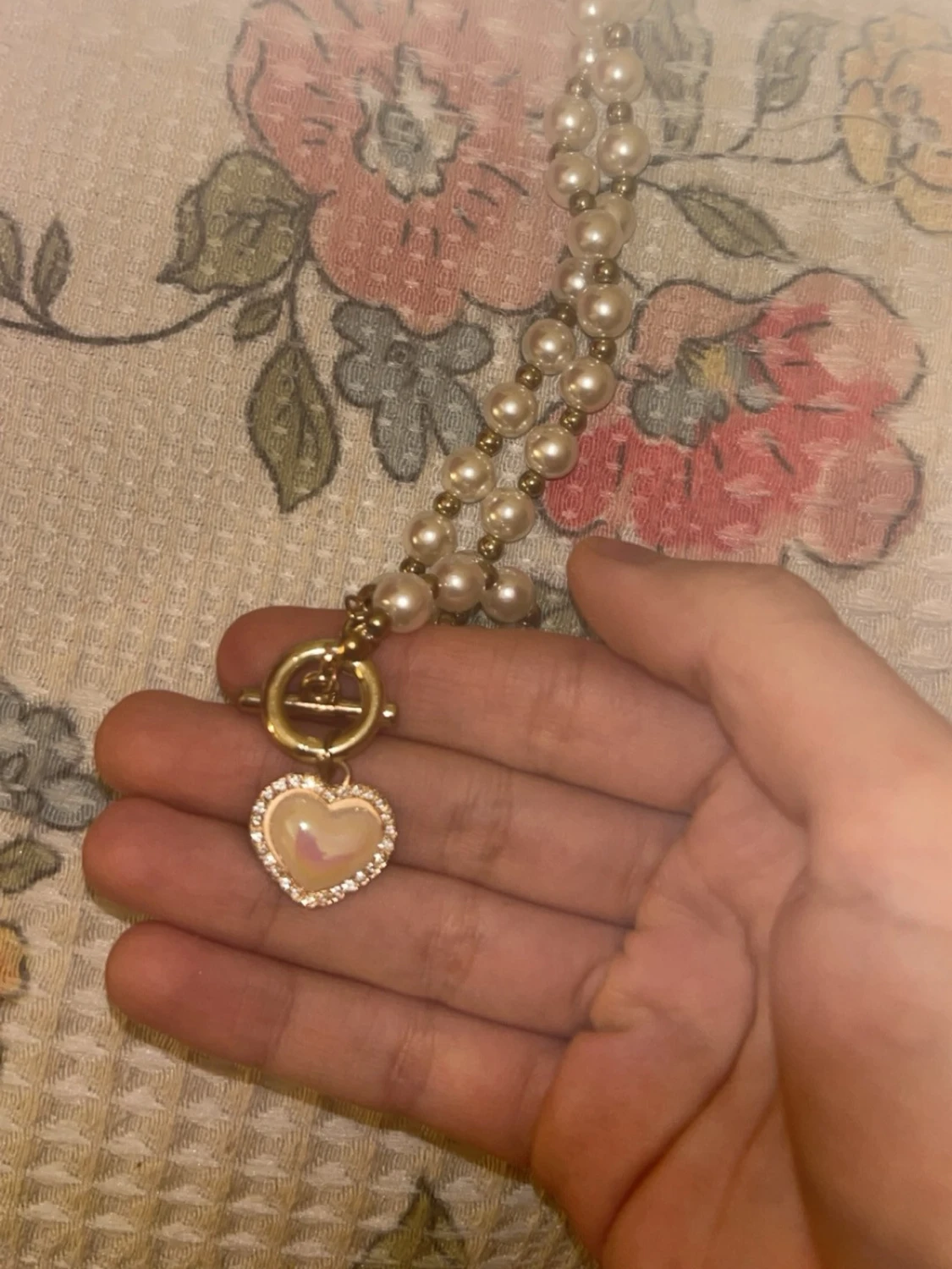 Pärlhalsband med hjärthänge