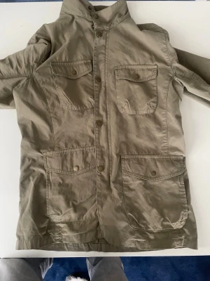 Field jacket från Barbour - Klassisk jacka från Barbour i grönt. Väldigt clean och tidlös modell som passar till mycket – perfekt både till vardag och lite finare outfits.  Fint använd, nästan som ny. Ingen slitage.  Pris kan diskuteras vid snabb affär 🤝 Skicka meddelande om du vill ha fler bilder eller har frågor 📩 